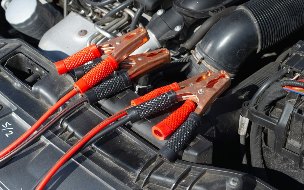 Accu leeg: zo start je je auto met startkabels