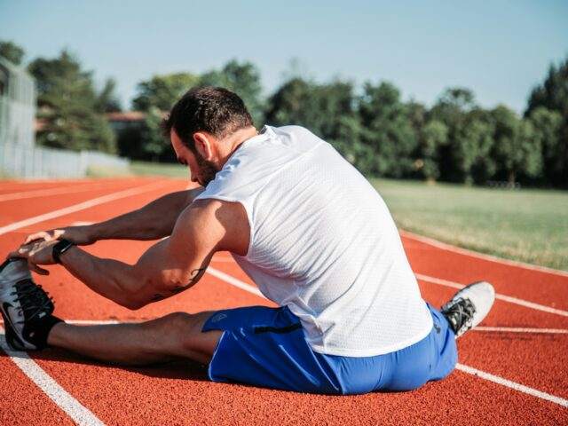 Stijve spieren na het sporten: wat helpt