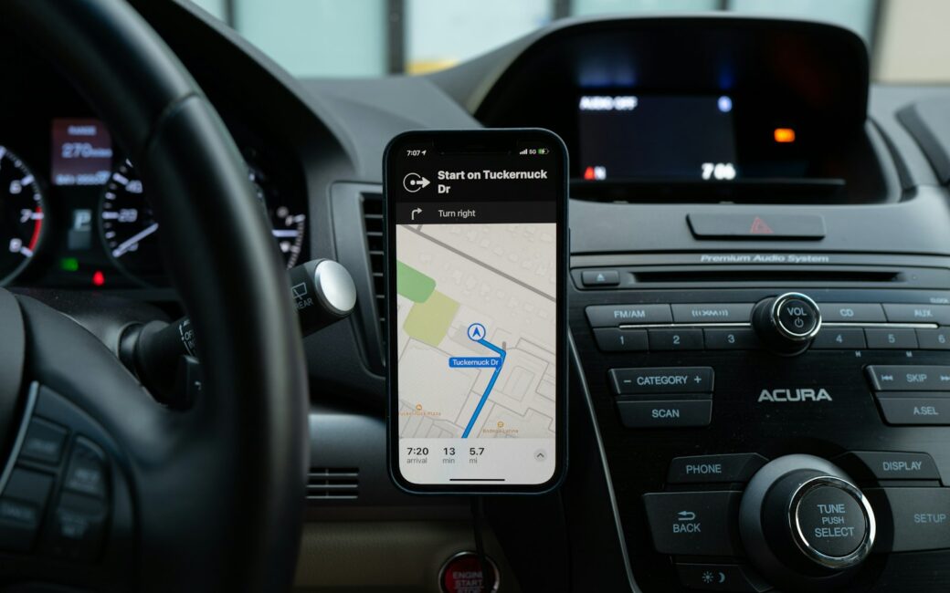 Veilig navigeren: telefoon in de auto
